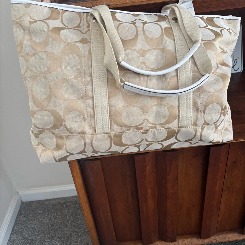 Coach 2012 Kyra Signature Travel Tote - Picture 4 of 7